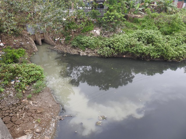 Cận cảnh sông Nhuệ ô nhiễm vừa được Bộ Nông nghiệp nêu giải pháp 'hồi sinh'- Ảnh 10.