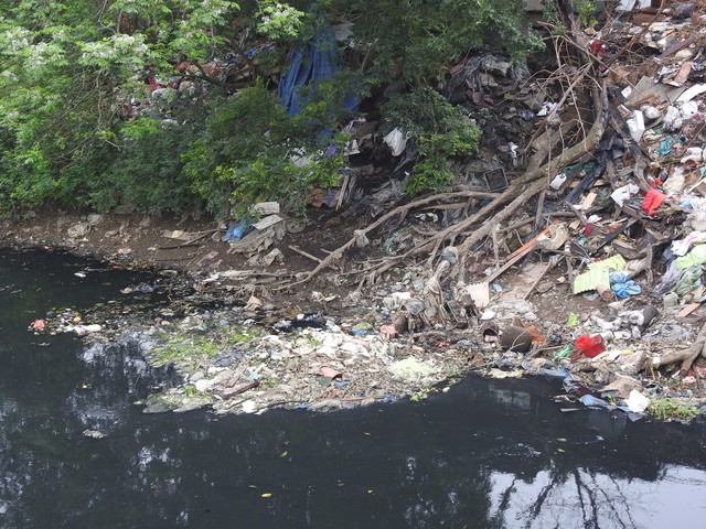Cận cảnh sông Nhuệ ô nhiễm vừa được Bộ Nông nghiệp nêu giải pháp 'hồi sinh'- Ảnh 3.