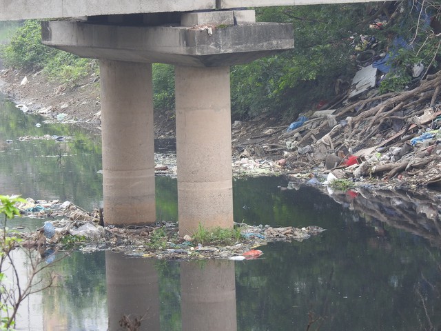 Cận cảnh sông Nhuệ ô nhiễm vừa được Bộ Nông nghiệp nêu giải pháp 'hồi sinh'- Ảnh 7.