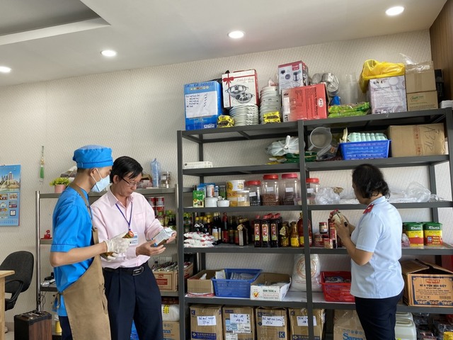 Sau vụ hơn 300 người ngộ độc vì ăn cơm gà, Khánh Hòa siết chặt quản lý an toàn thực phẩm- Ảnh 1.