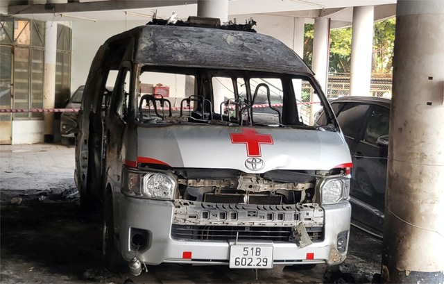 Xe cứu thương bốc cháy ở TPHCM hoạt động không phép- Ảnh 1.