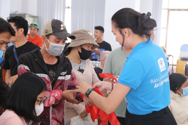 Trao hơn 100 suất quà cho các đối tượng bị ảnh hưởng do HIV tại Đắk Lắk- Ảnh 2.
