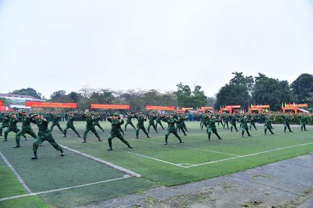 Các nữ quân nhân Bộ đội Biên phòng Nghệ An tham gia biểu diễn võ thuật trong lễ ra quân huấn luyện năm 2024.