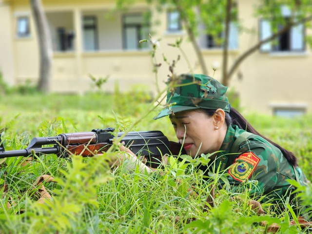 Nữ quân nhân BĐBP Nghệ An tham gia huấn luyện bắn súng.