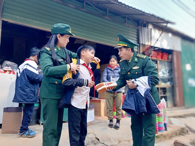 Nữ quân nhân BĐBP Nghệ An chăm sóc các chàu học sinh nghèo nơi miền biên viễn.
