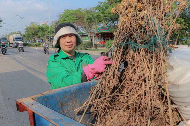 Tâm sự của nữ công nhân vệ sinh môi trường trong ngày 8/3 - Ảnh 1.