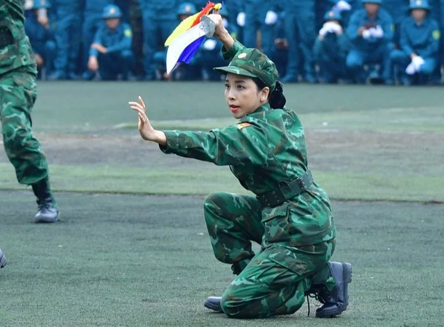 Thiếu tá QNCN Đặng Thị Minh Khuê thực hiện động tác múa đao.