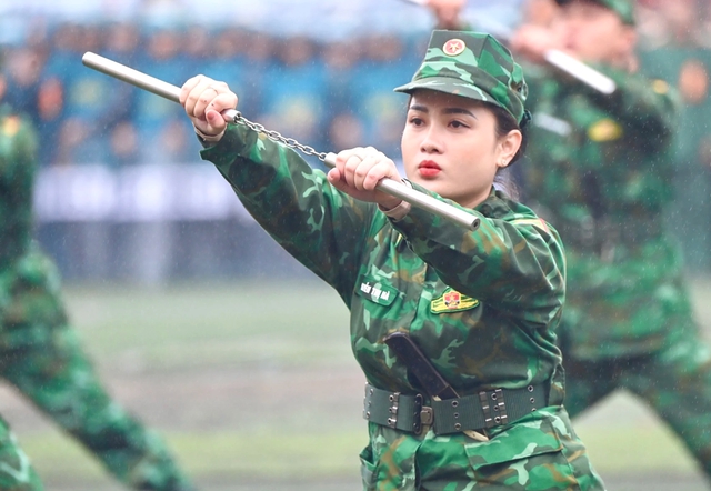 Thượng úy QNCN Hoàng Hoa Mai thực hiện các động tác múa côn nhị khúc.