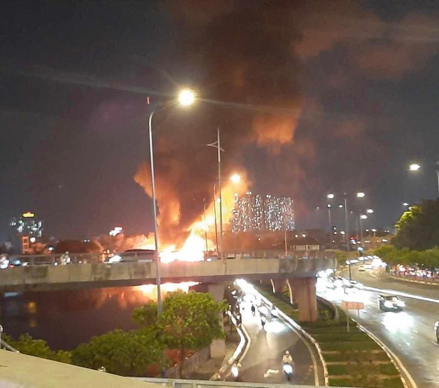 Cháy dữ dội dãy nhà ven kênh Tàu Hủ ở TPHCM- Ảnh 2.