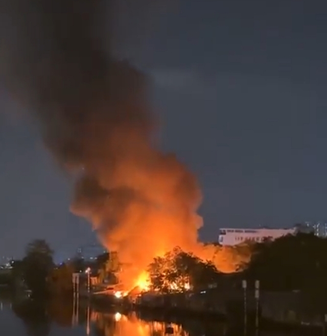 Cháy dữ dội dãy nhà ven kênh Tàu Hủ ở TPHCM- Ảnh 1.