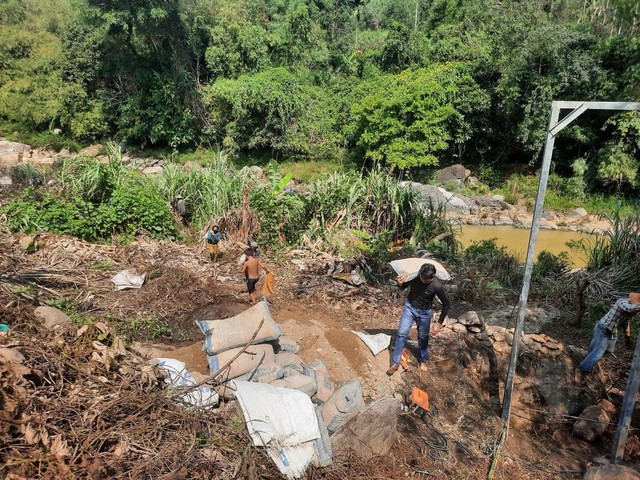 'Đánh đu' mạng sống trên cầu treo qua suối Nước Biêu- Ảnh 4.