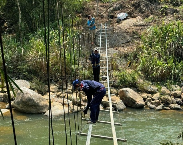 'Đánh đu' mạng sống trên cầu treo qua suối Nước Biêu- Ảnh 2.