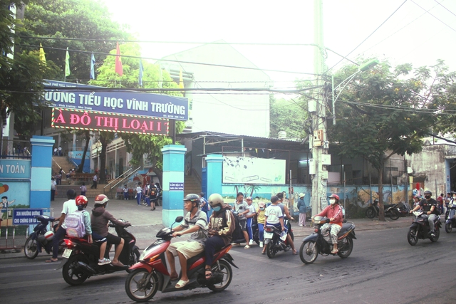Sau hàng loạt vụ ngộ độc thực phẩm ở Nha Trang, không còn hàng rong trước cổng trường học- Ảnh 1.