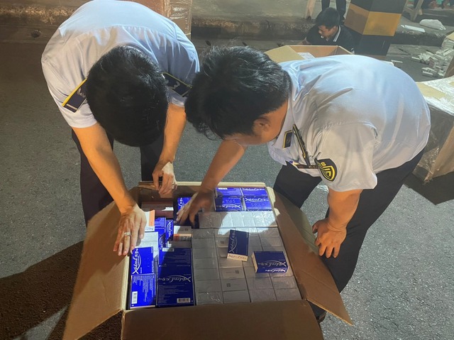 Tạm giữ hơn 18.000 hộp thuốc tại sân bay Tân Sơn Nhất- Ảnh 3.