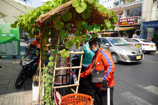 Những bình nước nghĩa tình 'giải nhiệt' nắng nóng ở TPHCM- Ảnh 1.