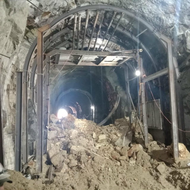 Hầm đường bộ Đèo Cả vẫn lưu thông bình thường sau sự cố sập hầm đường sắt- Ảnh 3.