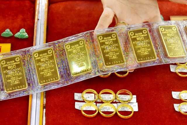 Giá vàng hôm nay ngày 13/4 giảm sốc gần 2 triệu đồng mỗi lượng- Ảnh 1.