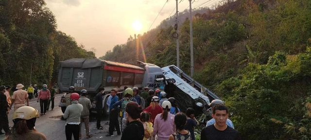 Xe đầu kéo va chạm với xe khách, 24 người thương vong ở Kon Tum- Ảnh 1.