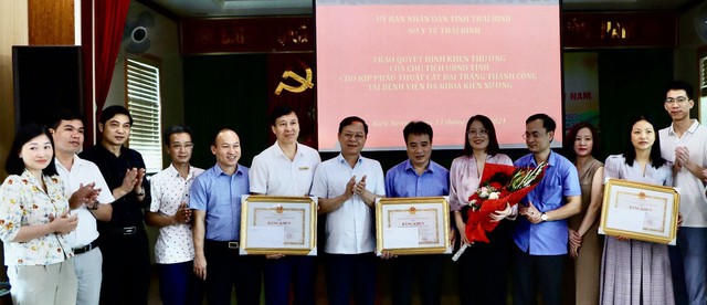 Chủ tịch tỉnh Thái Bình tặng bằng khen bác sĩ tuyến huyện cứu thành công bệnh nhân vỡ u đại tràng- Ảnh 1.