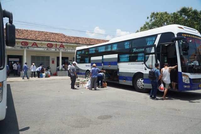 Sạt lở hầm Đèo Cả, hơn 6000 khách đi tàu đã được trung chuyển- Ảnh 1.