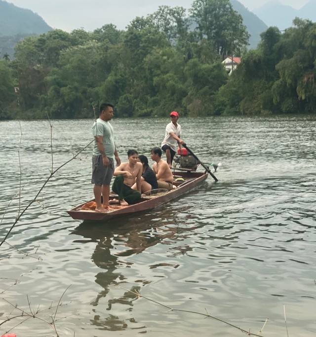 Cứu sống cháu bé đang chới với giữa dòng nước xiết- Ảnh 2.