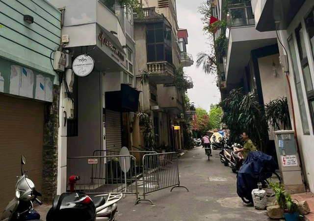 Sập mái kính nhà cao tầng ở Hà Nội, 2 người chết, 2 người bị thương - Ảnh 1.