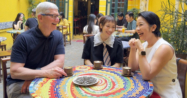 Tim Cook 'xin chào Việt Nam', uống cà phê trứng, cắn hạt hướng dương- Ảnh 1.