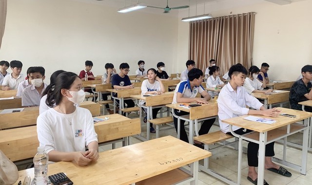 Chỉ có 61% học sinh Hà Nội có 'vé' vào lớp 10 THPT công lập- Ảnh 1.