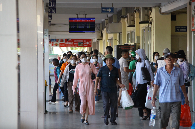 Các bến xe tại Hà Nội tăng hơn 700 chuyến xe dịp 30/4 - 1/5- Ảnh 3.