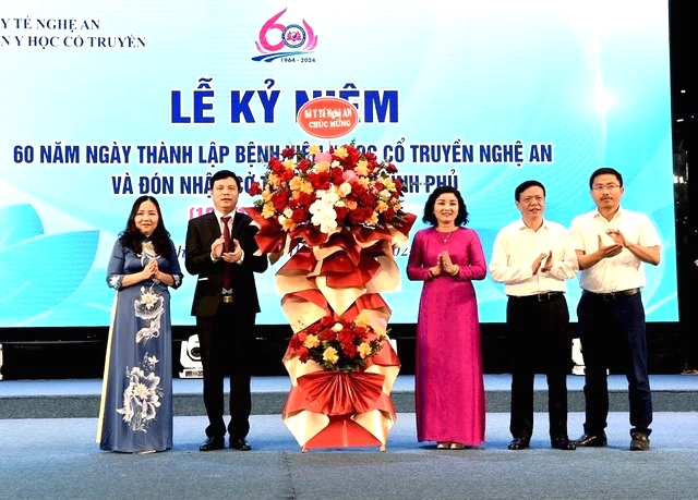 Bệnh viện Y học Cổ truyền Nghệ An đón nhận Cờ thi đua của Chính phủ- Ảnh 2.
