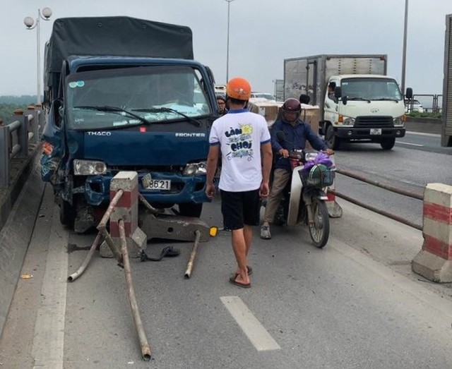 Ô tô tải húc đổ dải phân cách trên cầu Thanh Trì - Ảnh 3.