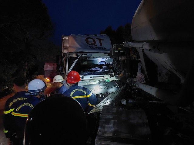 Hai xe tải đối đầu trong đêm, tài xế tử vong trong cabin- Ảnh 1.
