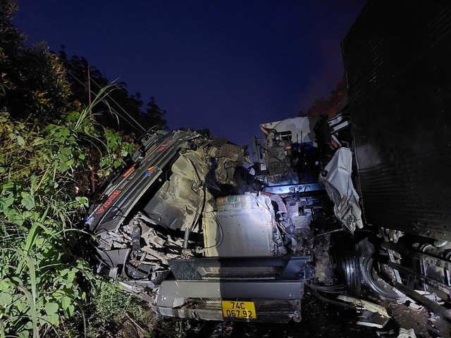 Hai xe tải đối đầu trong đêm, tài xế tử vong trong cabin- Ảnh 4.