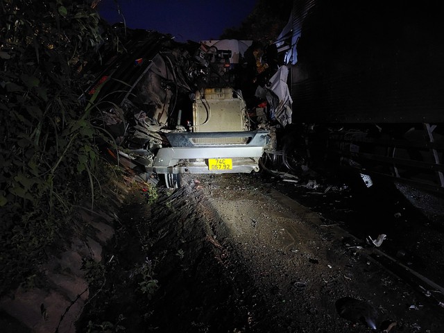 Hai xe tải đối đầu trong đêm, tài xế tử vong trong cabin- Ảnh 5.
