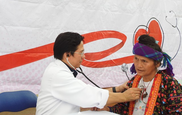 Thầy thuốc Bạch Mai đến Điện Biên khám chữa bệnh cho dân- Ảnh 1.