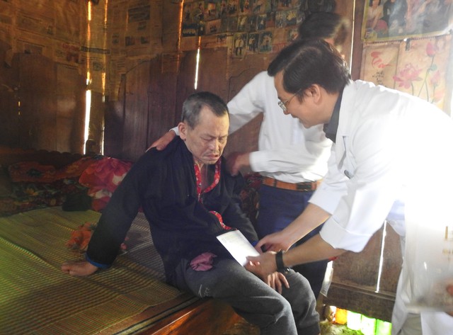 Thầy thuốc Bạch Mai đến Điện Biên khám chữa bệnh cho dân- Ảnh 5.