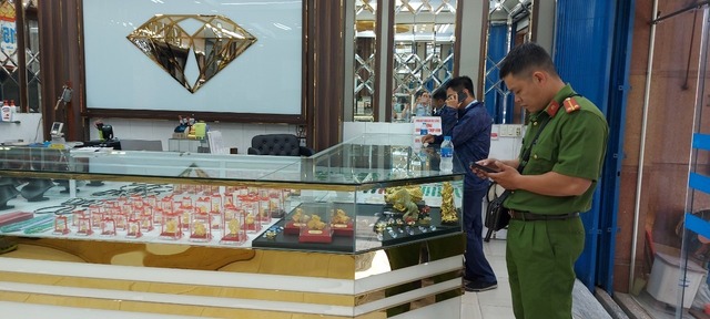 TP Hồ Chí Minh: Tiếp tục phát hiện nhiều tiệm bán vàng trang sức có dấu hiệu giả mạo nhãn hiệu- Ảnh 2.