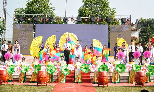 Lễ hội cầu ngư làng ven biển Hà Tĩnh là Di sản văn hóa phi vật thể cấp quốc gia- Ảnh 1.