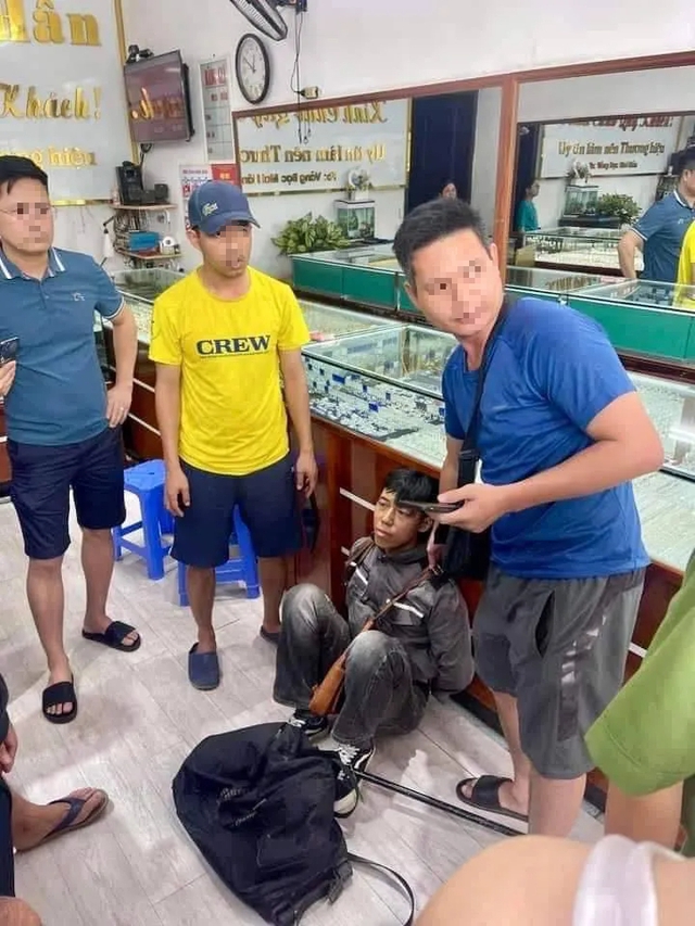 Người dân hợp sức bắt thanh niên cướp vàng tại Phú Thọ- Ảnh 2.