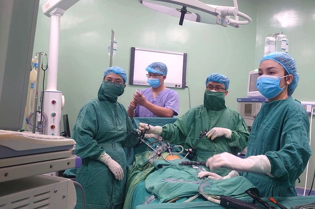 Các bác sĩ tiến hành phẫu thuật miệng túi bao quanh, cắt và xử trí khối chửa.