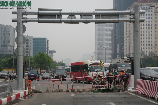 Nhiều phương tiện 'xé rào' lên cầu vượt chưa thông xe ở Hà Nội- Ảnh 3.