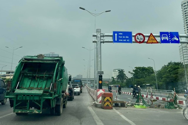 Nhiều phương tiện 'xé rào' lên cầu vượt chưa thông xe ở Hà Nội- Ảnh 2.