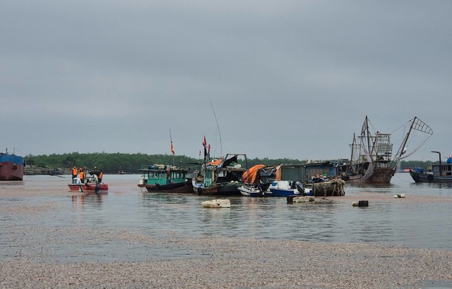 Thủ tướng chỉ đạo khắc phục sự cố chìm thuyền làm 4 người mất tích ở Quảng Ninh- Ảnh 1.