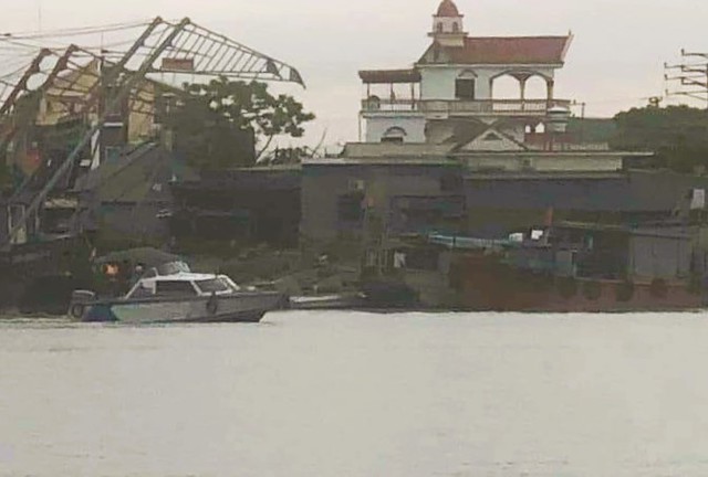 Dông lốc ở Quảng Ninh khiến thuyền nan bị lật, 4 ngư dân mất tích- Ảnh 1.