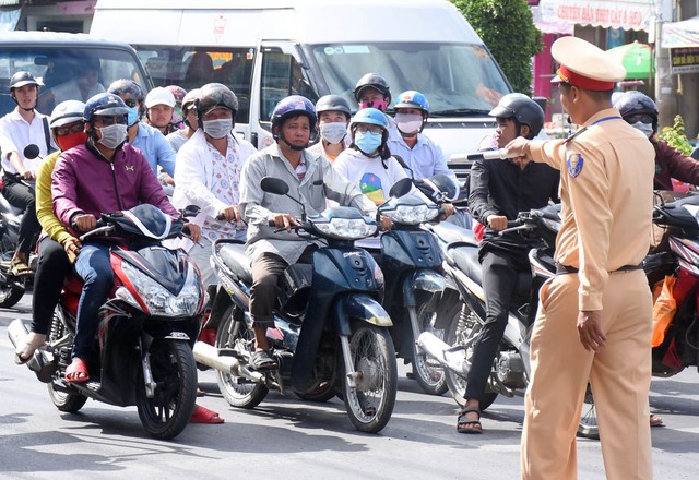 Nhiều thách thức khi phạt nguội người đi xe máy- Ảnh 2.