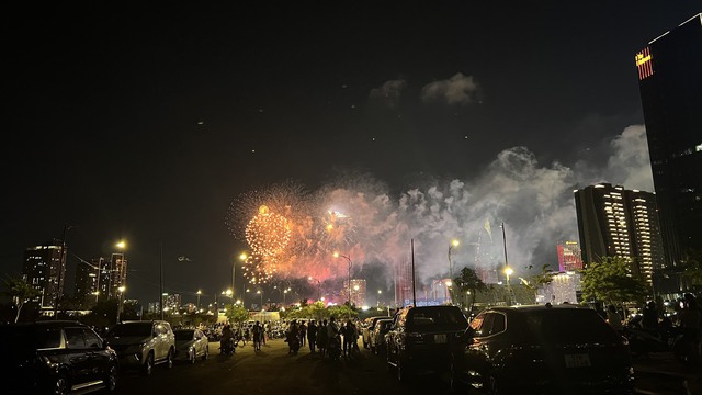 Pháo hoa rực sáng bầu trời TPHCM trong đêm Kỷ niệm Giải phóng miền Nam- Ảnh 3.