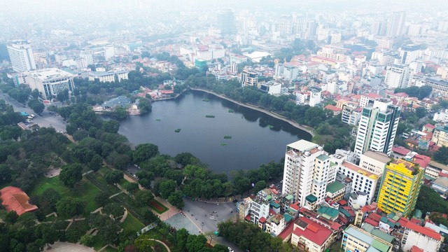 Quây hồ Thiền Quang để thi công cải tạo, người dân vẫn vào câu cá bất chấp bị cấm- Ảnh 2.