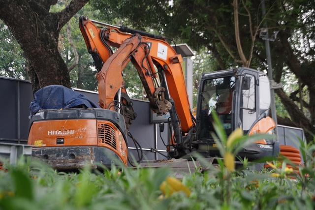 Quây hồ Thiền Quang để thi công cải tạo, người dân vẫn vào câu cá bất chấp bị cấm- Ảnh 5.