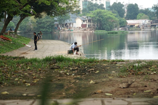 Quây hồ Thiền Quang để thi công cải tạo, người dân vẫn vào câu cá bất chấp bị cấm- Ảnh 11.