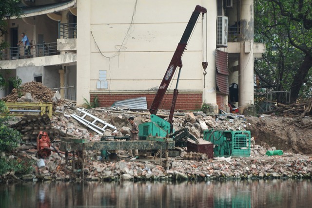 Quây hồ Thiền Quang để thi công cải tạo, người dân vẫn vào câu cá bất chấp bị cấm- Ảnh 12.